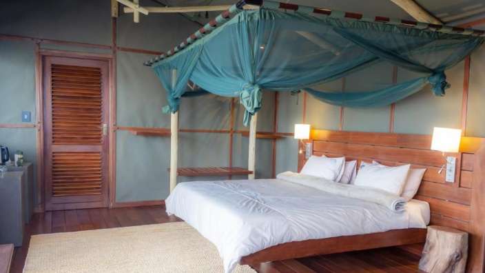 Ein Schlafzimmer mit einem Bett und einem Mosquitonetz