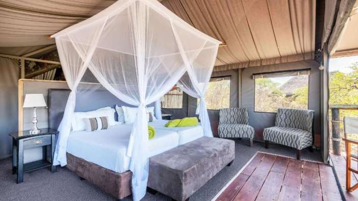 Ein Schlafzimmer mit zwei Betten und zwei Stühlen