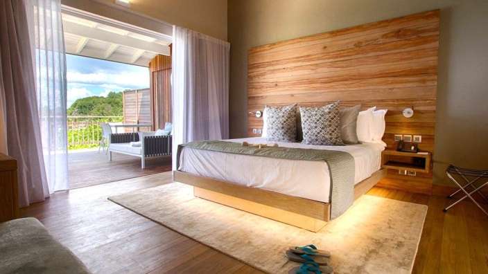 Ein Hotelzimmer mit einem Bett und einer Holzwand