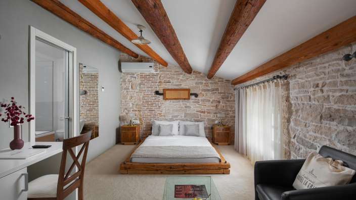 Ein Schlafzimmer mit einem Bett und einem Stuhl