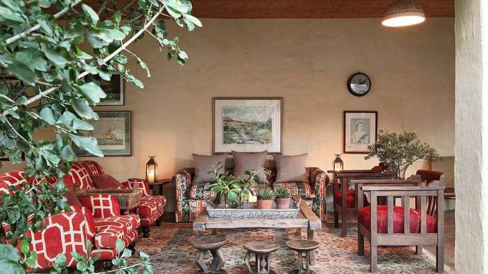 Ein Wohnzimmer mit roten und weißen Möbeln und einem Tisch