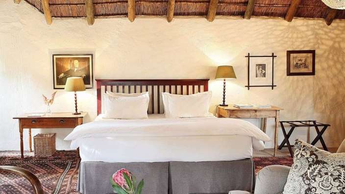 Ein Schlafzimmer mit einem Bett und zwei Lampen