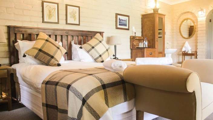 Ein Schlafzimmer mit einem Bett und einem Stuhl