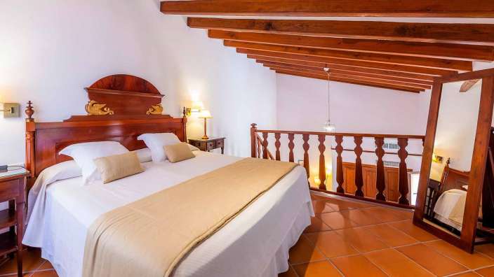 Ein Schlafzimmer mit einem Bett und einem Spiegel