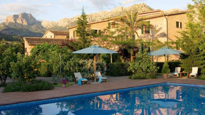 Ein großes Gebäude mit einem Pool im Vordergrund