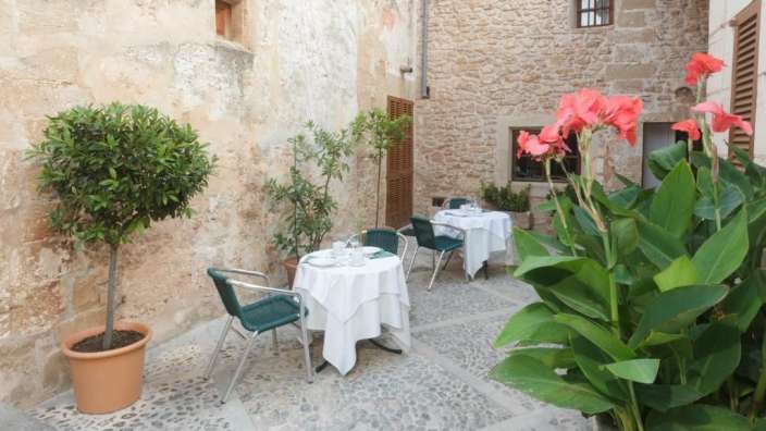 Ein Tisch mit einer weißen Tischdecke und einem grünen Stuhl