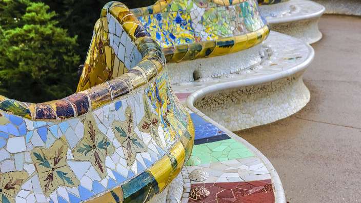 Eine Reihe von bunten Sitzbänken mit floralen Motiven