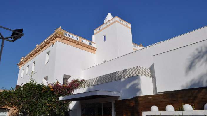 Ein großes weißes Gebäude mit einem Turm darauf