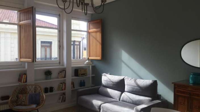 Ein Wohnzimmer mit einem Couchtisch und einem Spiegel