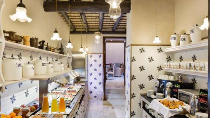 Eine Küche mit einem Buffet und weißen Dosen mit den Worten " mehl " und " zucker "