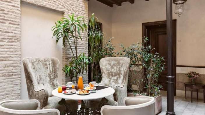 Ein kleines Wohnzimmer mit einem Tisch und Stühlen