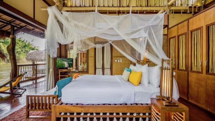 Ein Schlafzimmer mit einem Himmelbett und einem Fernseher