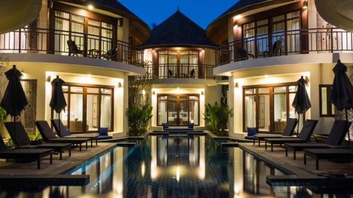 Ein großer Swimmingpool in der Mitte eines großen Hauses