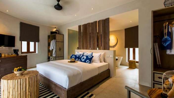 Ein Schlafzimmer mit einem Bett und einem Fernseher