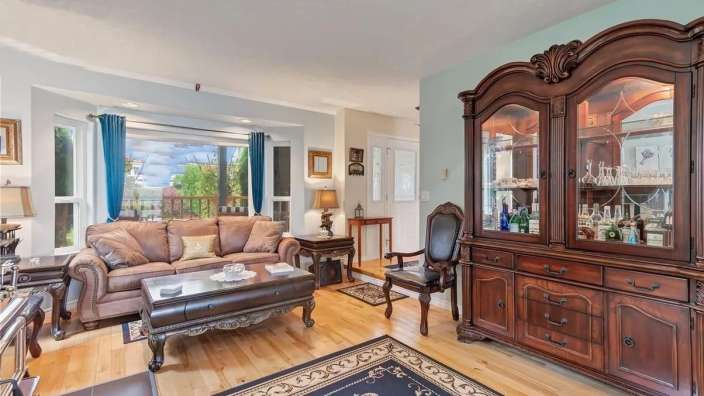 Ein Wohnzimmer mit einem Couchtisch und einem Buffet