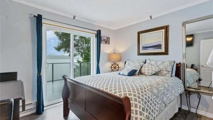 Ein Schlafzimmer mit einem Bett und einem Spiegel