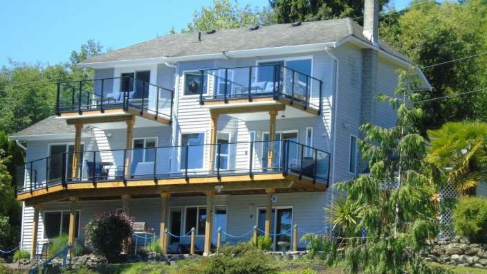 Ein großes weißes Haus mit vielen Balkonen