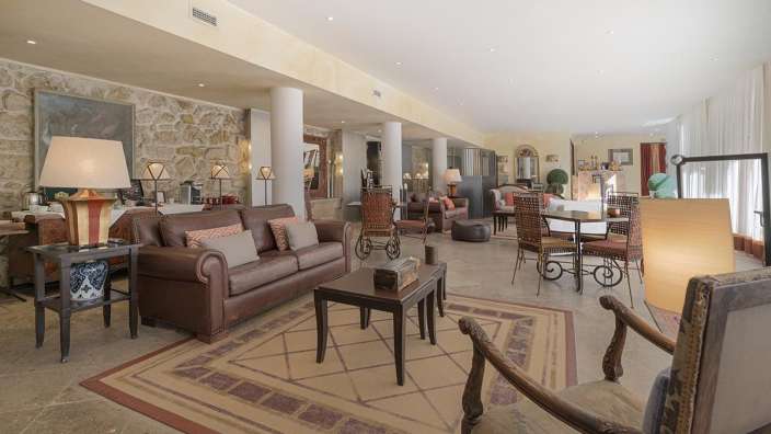 Ein Wohnzimmer mit vielen Möbeln und Lampen