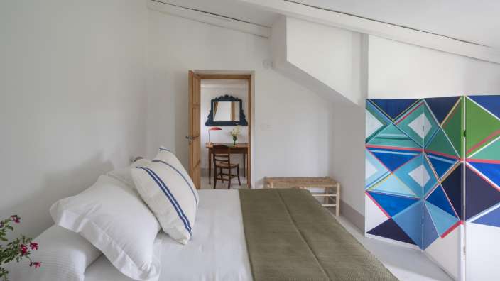 Ein Schlafzimmer mit einem Bett und einem Schreibtisch