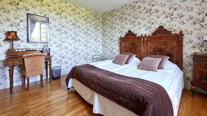 Ein Schlafzimmer mit einem Bett und einem Schreibtisch