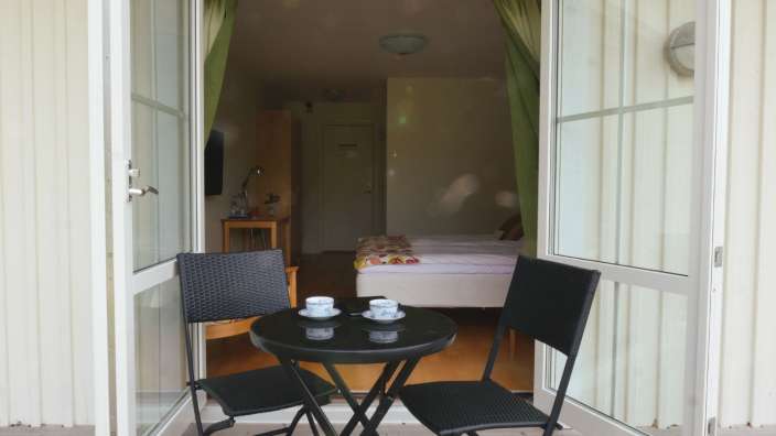 Ein Tisch und zwei Stühle stehen vor einer Tür