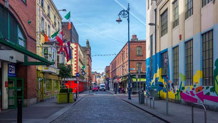 Eine Stadtstraße mit einem Schild an der Seite, das sagt ' jameson '