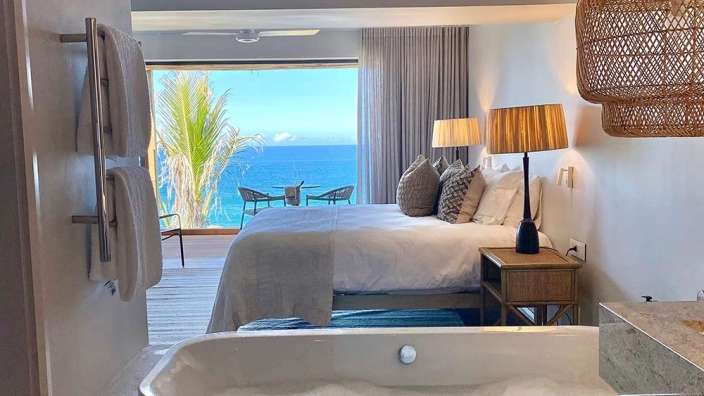 Ein Hotelzimmer mit einem Bett und einer Badewanne