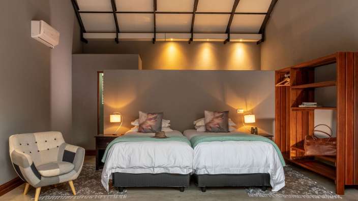 Ein Schlafzimmer mit zwei Betten und einem Stuhl