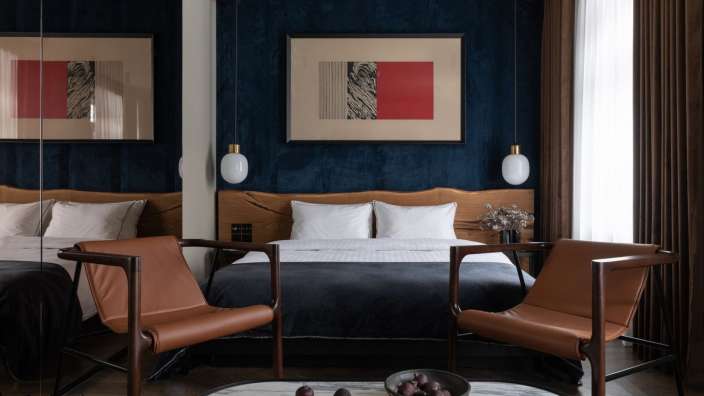 Ein Schlafzimmer mit einem großen Bett und zwei Stühlen