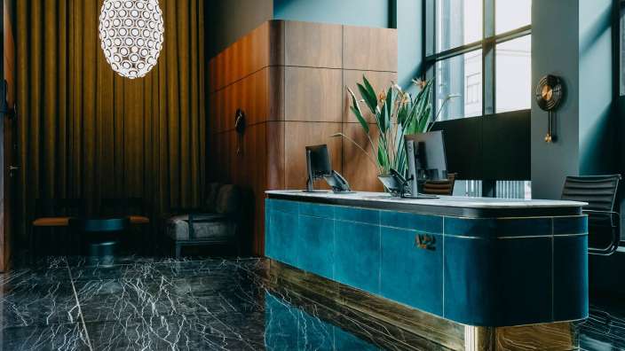 Ein blauer Schreibtisch mit der Aufschrift k2 darauf