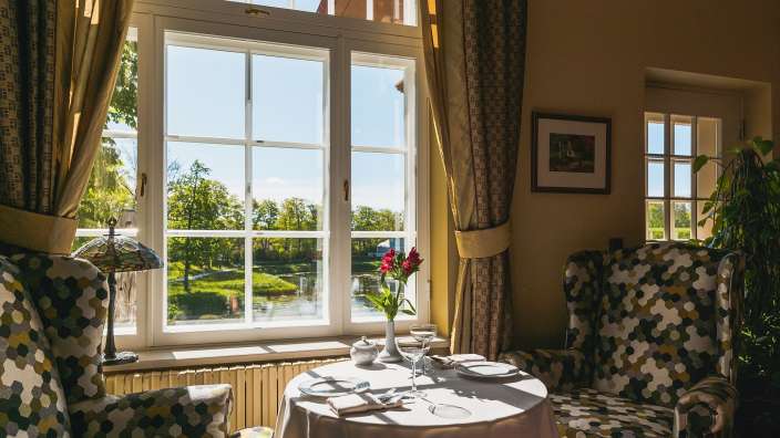 Ein Tisch und Stühle in einem Raum mit einem Fenster