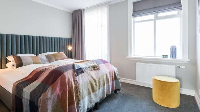 Ein Schlafzimmer mit einem Bett und einem Fenster