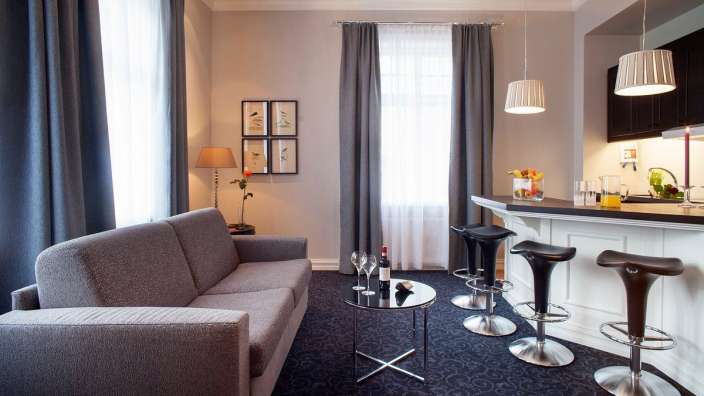 Ein Wohnzimmer mit einer Couch und einem Tisch