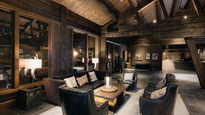 Ein Wohnzimmer mit einem Couchtisch und Stühlen