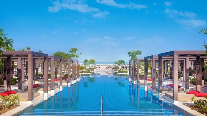 Ein großer Swimmingpool mit einem blauen Himmel im Hintergrund
