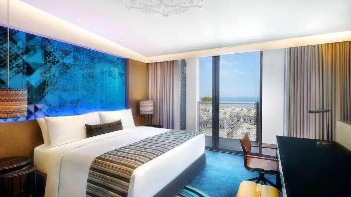 Ein Hotelzimmer mit einem Bett und einem Schreibtisch