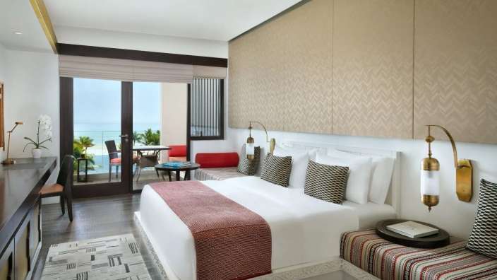 Ein Hotelzimmer mit einem Bett und einem Balkon