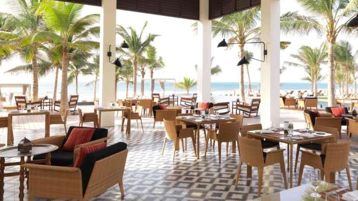 Ein Restaurant mit vielen Tischen und Stühlen