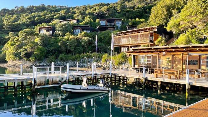 Ein Boot liegt an einem Dock in der Nähe eines Gebäudes