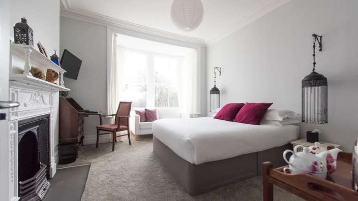 Ein Schlafzimmer mit einem Bett und einem Kamin