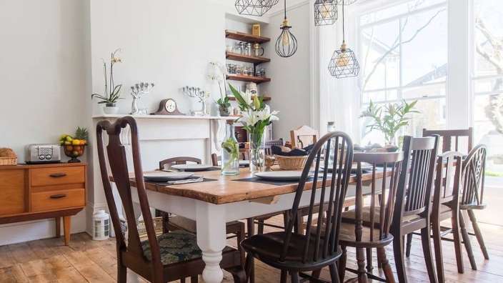 Ein Esszimmer mit einem Tisch und Stühlen und einem Kamin