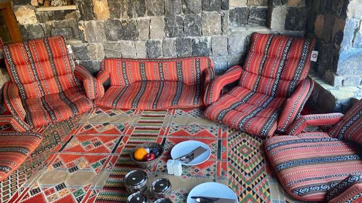 Ein Wohnzimmer mit roten und weißen Stühlen und Teppichen