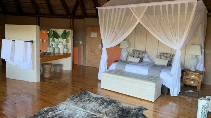 Ein Schlafzimmer mit einem Himmelbett und einem Teppich