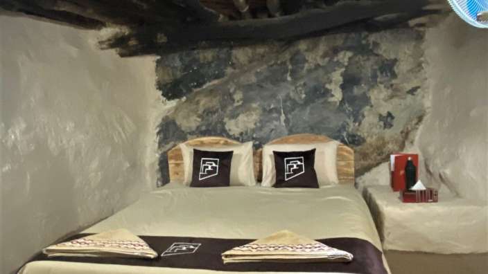 Ein Schlafzimmer mit einem Bett und einem Nachttisch