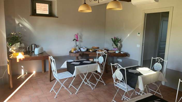 Ein Esszimmer mit einem Tisch und Stühlen