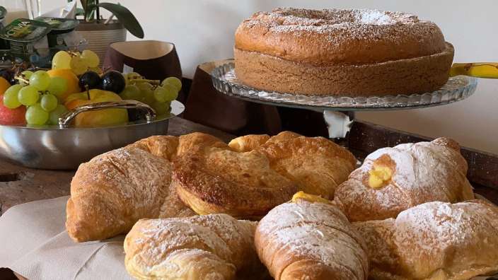 Auf einem tisch stehen croissants und ein kuchen