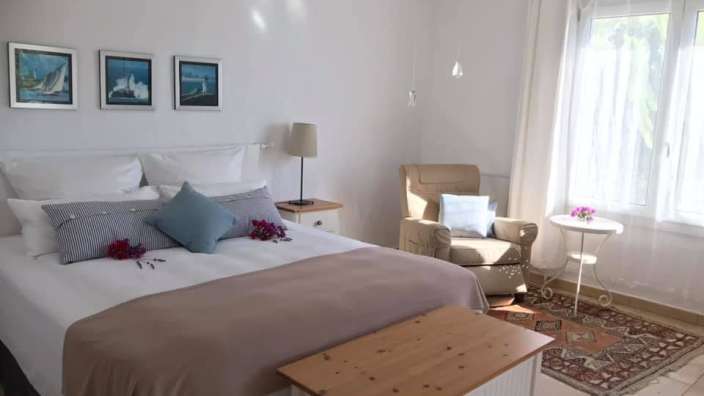 Ein Schlafzimmer mit einem Bett und einem Stuhl