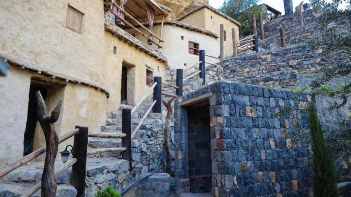 Eine Treppe führt zu einem kleinen Gebäude mit einem Holzdach