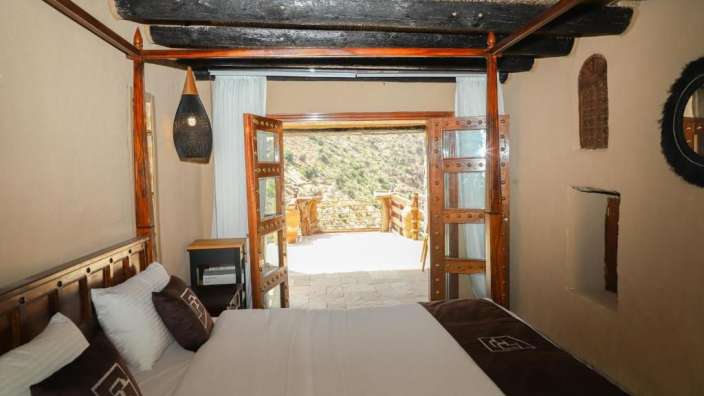 Ein Schlafzimmer mit einem Himmelbett und einem Balkon