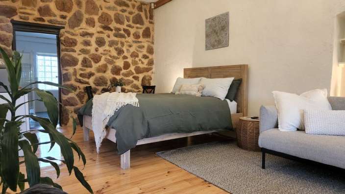 Ein Schlafzimmer mit einem Bett und einer Couch